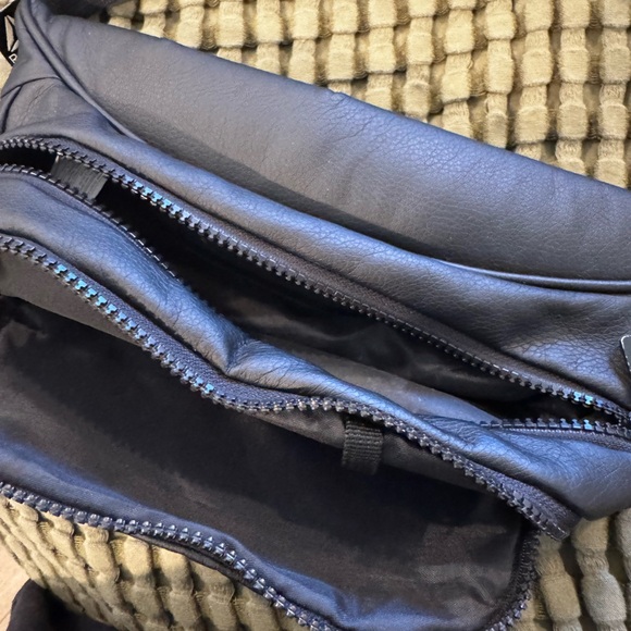 Reebok Fanny Pack - Picture 1 of 3